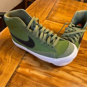 BIG KIDS' NIKE BLAZER MID '77 CASUAL SHOES